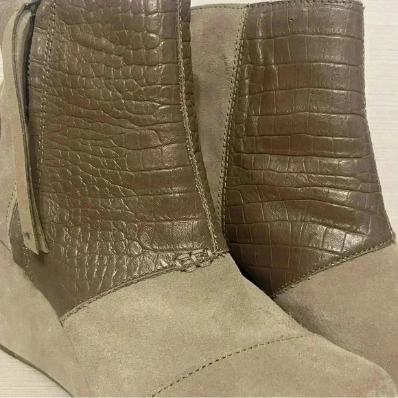 Tan crocodile patterned Toms suede boots - Picture 4 of 12